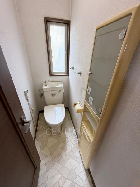 高崎市上豊岡町中古一戸建てのトイレ|１階トレイです。