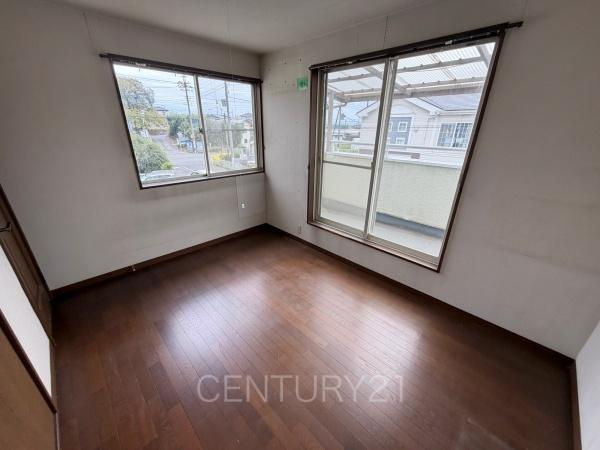 高崎市上豊岡町中古一戸建ての洋室|２面採光の明るい洋室です