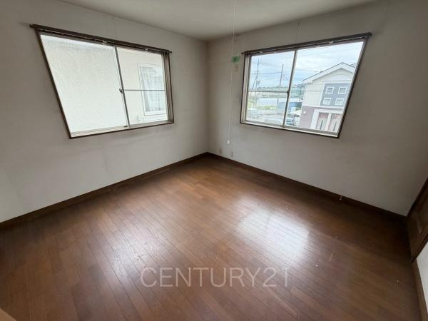 高崎市上豊岡町中古一戸建ての洋室|２面採光の明るい洋室です