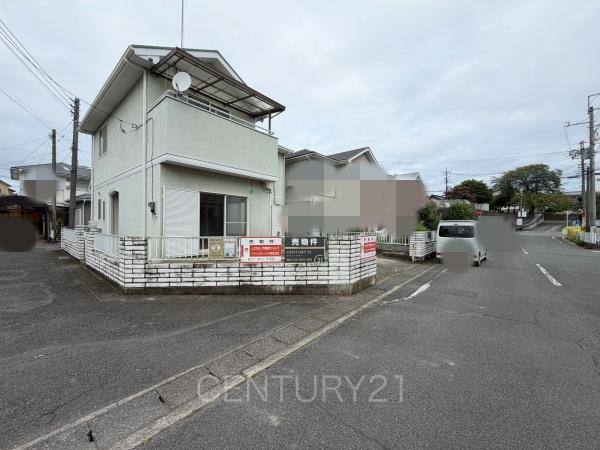 高崎市上豊岡町中古一戸建ての前面道路含む現地写真|角地です。