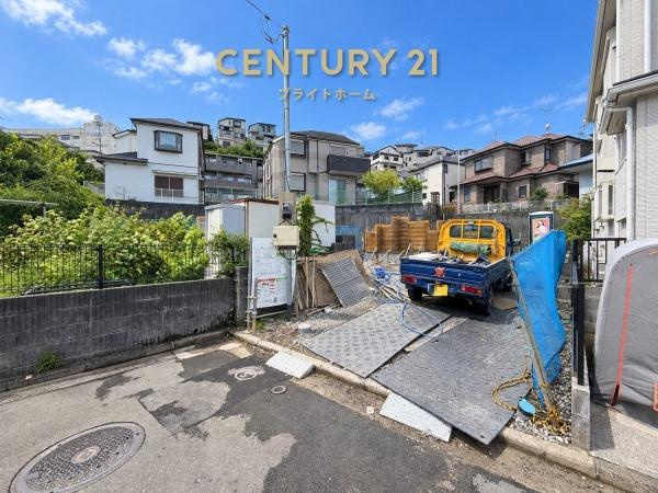 横浜市港南区上大岡東２丁目の新築一戸建の前面道路含む現地写真|車通りが少ない為、小さなお子様にも安心です。
是非一度、現地へ起こしください。