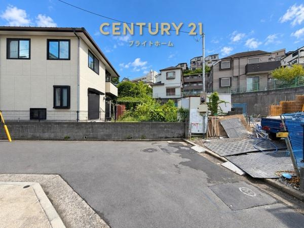 横浜市港南区上大岡東２丁目の新築一戸建の前面道路含む現地写真|車通りが少ない為、小さなお子様にも安心です。
是非一度、現地へ起こしください。