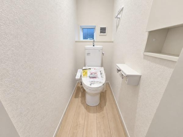 横浜市戸塚区名瀬町の新築一戸建のトイレ|清潔感のある内装のすっきりとしたデザインのトイレです。
水周りが綺麗だと安心ですね。
