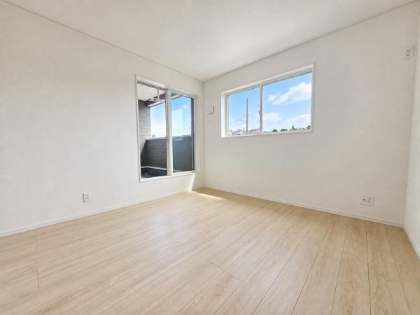 横浜市戸塚区名瀬町の新築一戸建の洋室|二面採光の明るく、落ち着きのある洋室！
休日はこちらでおくつろぎ下さい♪