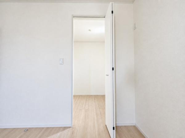 横浜市戸塚区名瀬町の新築一戸建の収納|WICでお部屋もスッキリと利用できます！
洋服以外にも収納できるのは嬉しいポイント！