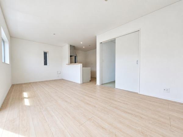 横浜市戸塚区名瀬町の新築一戸建の居間・リビング|自慢したくなるリビング！
形も良く家具の配置にも困りません。