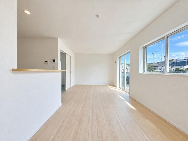 横浜市戸塚区名瀬町の新築一戸建の居間・リビング|LDKは窓が多く、陽当たり通風良好です。