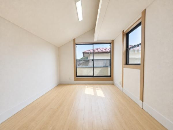 横浜市栄区元大橋１丁目の中古一戸建の洋室|二面採光の明るく、落ち着きのある洋室！
休日はこちらでおくつろぎ下さい♪