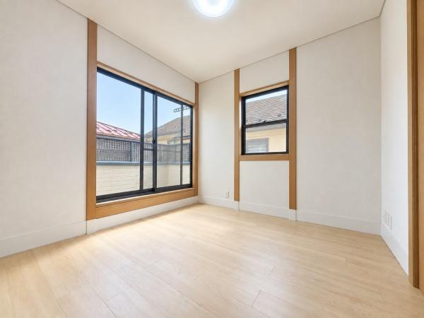横浜市栄区元大橋１丁目の中古一戸建の洋室|窓からの光が嬉しい洋室です。
収納もあり、荷物が多い方にも安心です♪
