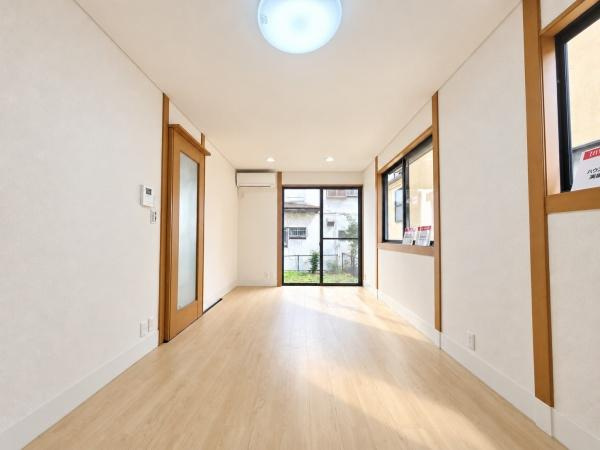 横浜市栄区元大橋１丁目の中古一戸建の居間・リビング|窓からは明るい光が差し込みます！
電気をつけなくても明るいです。

