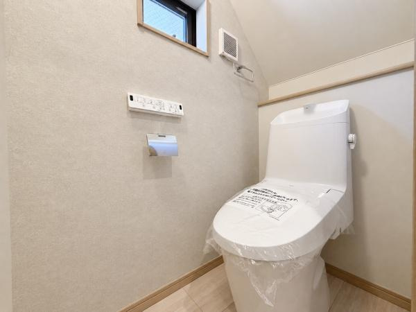 横浜市南区六ツ川２丁目の新築一戸建のトイレ|清潔感のある内装のすっきりとしたデザインのトイレです。
水周りが綺麗だと安心ですね。
