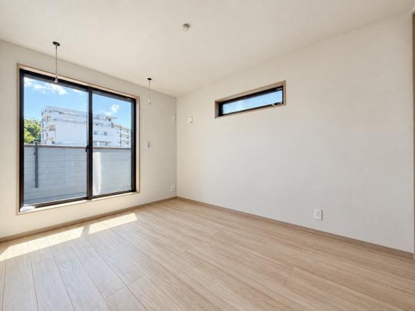 横浜市南区六ツ川２丁目の新築一戸建の洋室|二面採光の明るく、落ち着きのある洋室！
休日はこちらでおくつろぎ下さい♪