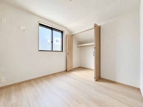 横浜市南区六ツ川２丁目の新築一戸建の洋室|クローゼットもあるので収納にも困りません！
荷物が多い方にも安心です。