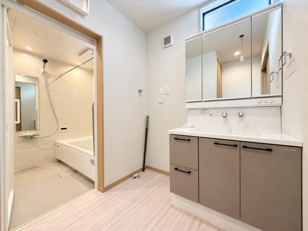 横浜市南区六ツ川２丁目の新築一戸建の独立洗面台|おしゃれな洗面台！
収納もしっかりあります！