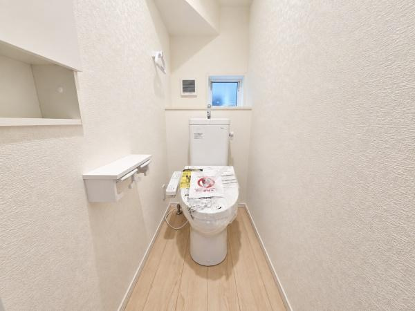 横浜市戸塚区名瀬町の新築一戸建のトイレ|清潔感のある内装のすっきりとしたデザインのトイレです。
水周りが綺麗だと安心ですね。

