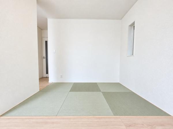 横浜市戸塚区名瀬町の新築一戸建の和室|リビングに隣接された和室、
お子さんの遊び場にも、客室にも使えます。