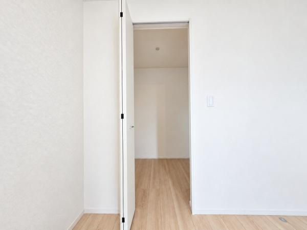 横浜市戸塚区名瀬町の新築一戸建の収納|WICでお部屋もスッキリと利用できます！
洋服以外にも収納できるのは嬉しいポイント！