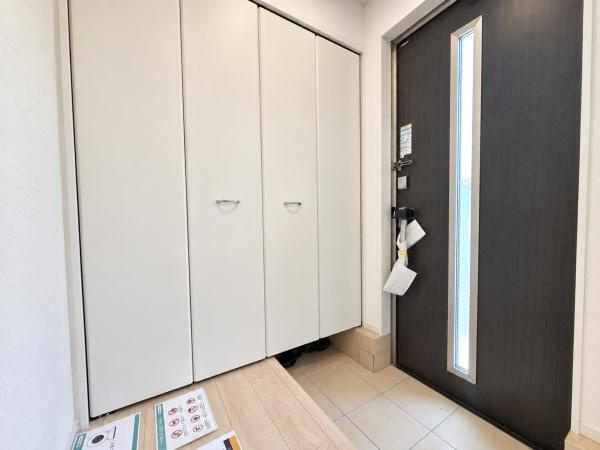 横浜市戸塚区名瀬町の新築一戸建の玄関|収納豊富な玄関です。
この明るい玄関が気持ちよく家族を迎え入れます♪