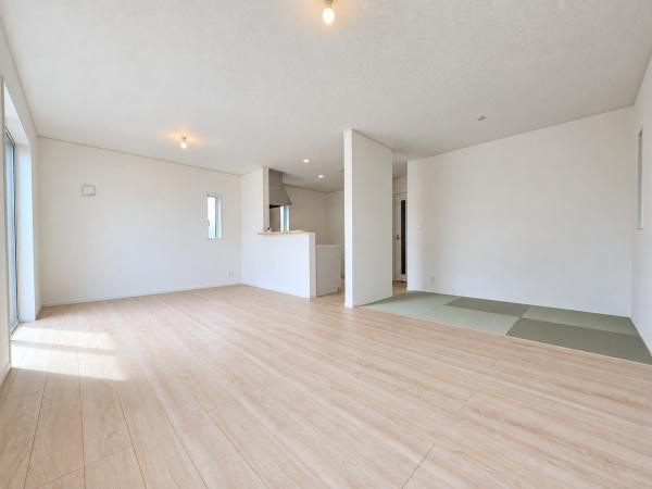 横浜市戸塚区名瀬町の新築一戸建の居間・リビング|自慢したくなるリビング！
形も良く家具の配置にも困りません。
