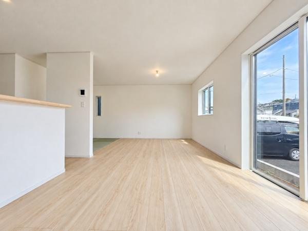 横浜市戸塚区名瀬町の新築一戸建の居間・リビング|窓からは明るい光が差し込みます！
電気をつけなくても明るいです。


