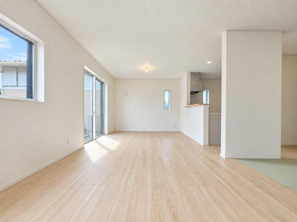 横浜市戸塚区名瀬町の新築一戸建の居間・リビング|LDKは窓が多く、陽当たり通風良好です。