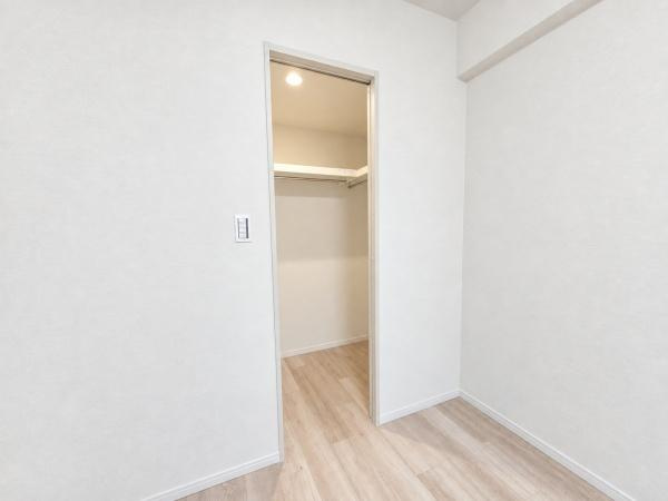 グランシティ横濱本郷台の収納|WICでお部屋もスッキリと利用できます！
洋服以外にも収納できるのは嬉しいポイント！