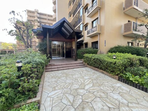 【その他共用部分】 | ベルパーク住道Ｄ棟 | JR片町線「住道」駅まで徒歩6分。毎日の通勤・通学に便利な立地に加え、スーパーやドラッグストア、飲食店など近隣の買い物施設も充実。暮らしやすさと利便性を兼ね備えた住環境です。