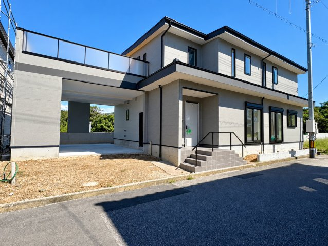 「高台の特大バルコニー付新築」高知市瀬戸東町G号地 新築一戸建ての外観|青空に映えるスタイリッシュな外観。落ち着いた色合いが洗練されたモダンな雰囲気を演出します。