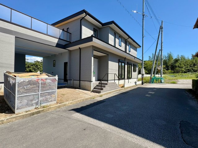 「高台の特大バルコニー付新築」高知市瀬戸東町G号地 新築一戸建ての前面道路含む現地写真|敷地内スペースが広く、駐車や車の出し入れもスムーズ。洗車やアウトドア作業にも便利です。