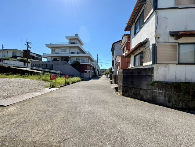 「高台の特大バルコニー付新築」高知市瀬戸東町G号地 新築一戸建ての前面道路含む現地写真|前面道路はフラットで見通し良好。閑静で落ち着いた住環境のため、毎日の運転も安心です。