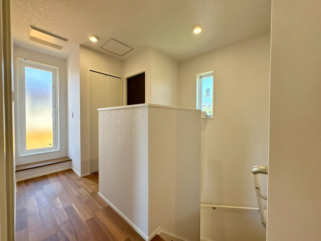 「高台の特大バルコニー付新築」高知市瀬戸東町G号地 新築一戸建てのその他|トップライトのような窓から光が入る明るいホール。開放的な間取り設計で心地よさを高めます。