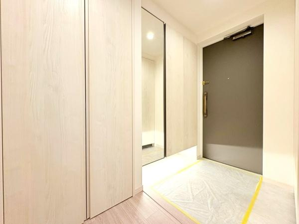 クリオ溝の口壱番館の玄関|姿見付きのシューズボックスです！お出かけ前に身だしなみの確認ができます！