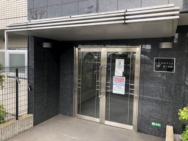 ジェノヴィア中野・都立家政のエントランス