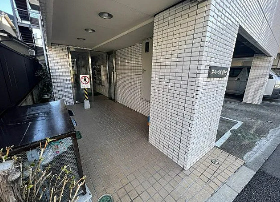カーサ栄のエントランス