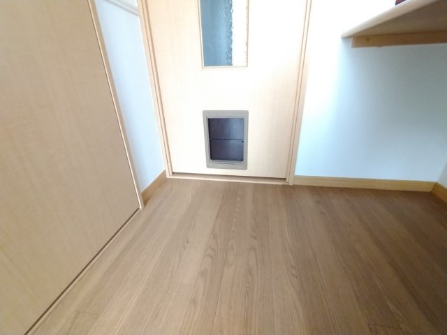 レオパレスオトーヌの居間・リビング|居室扉　ペット通り抜け様窓