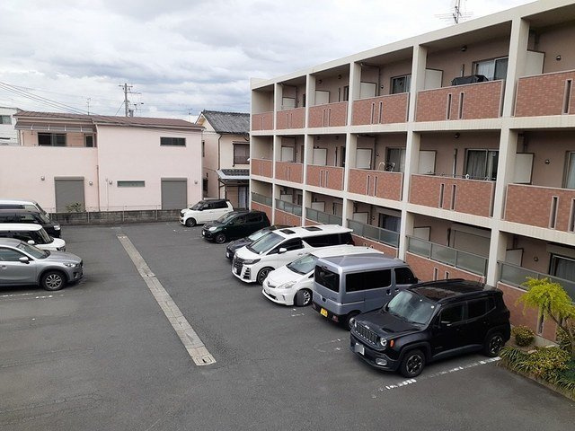 アイ　ウィッシュの駐車場