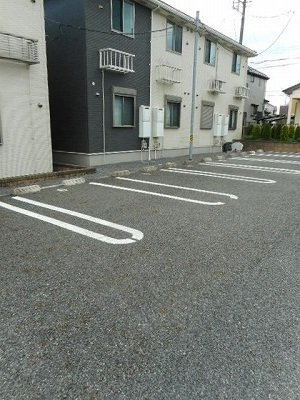 ニューグレイスの駐車場