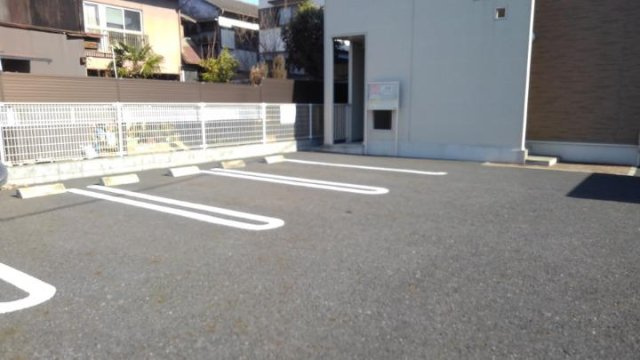 クレセント　ルーンの駐車場