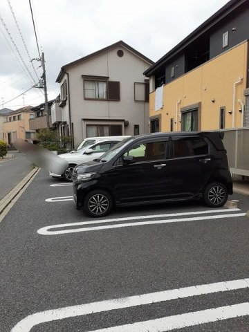 ウエストヒルパーシモンの駐車場