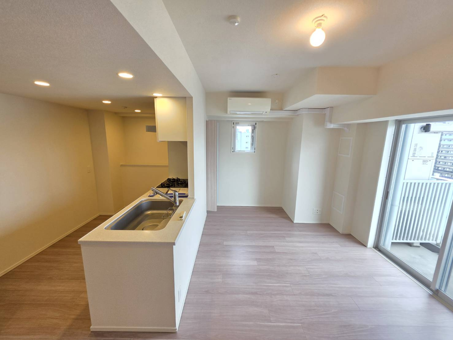 台東区東上野６丁目の賃貸マンションの居間・リビング