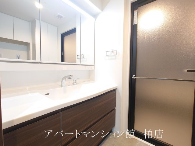 リラッサーレの独立洗面台|※別号室参考写真です ※現況優先