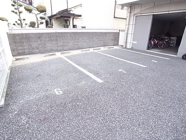尼崎市塚口町１丁目の賃貸マンションの駐車場
