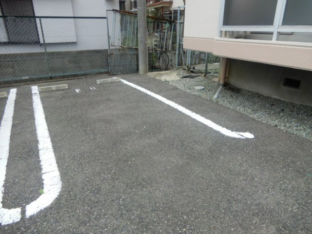 第二コーポ学苑の駐車場