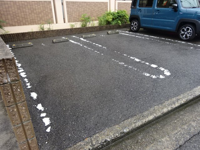 フラット　Ｆの駐車場