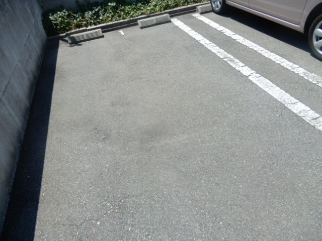 グランドパレス大久保の駐車場