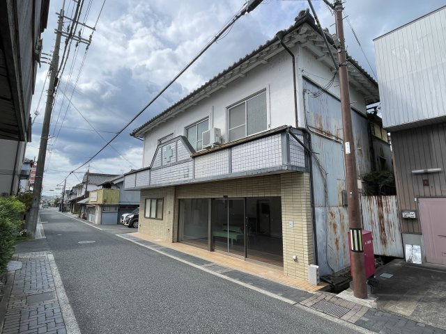 丹波篠山市西町の中古一戸建の前面道路含む現地写真