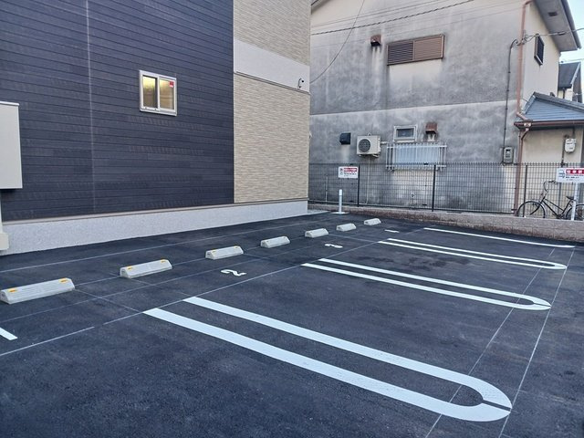 スペチアーレ　チンクエの駐車場