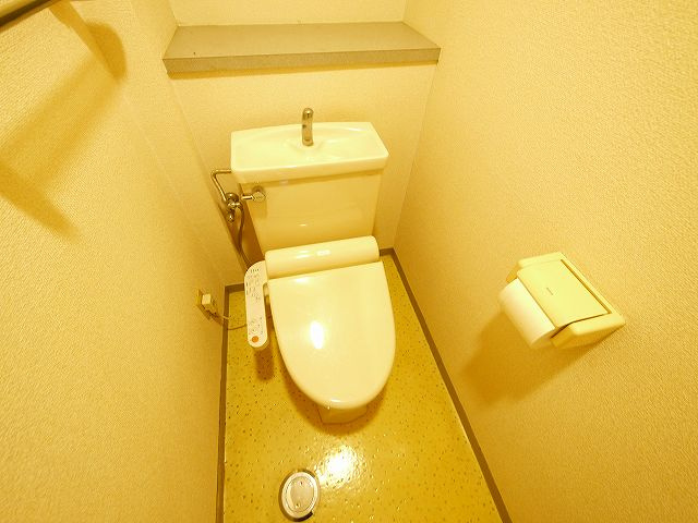 マンションポプリのトイレ|落ち着いた色調のトイレです