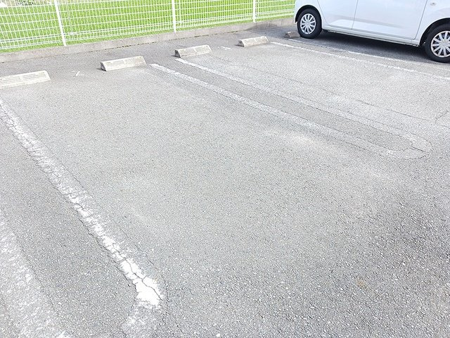 ライラック　グレースの駐車場