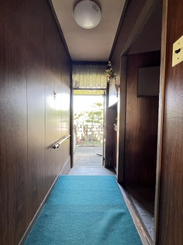 中古住宅　牛牧の玄関|玄関から廊下